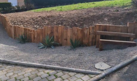  Aménagement extérieur avec la mise en place d'un soutènement en traverses paysagères à BOURGOIN JALLIEU