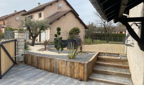 Création et réaménagement paysager - Installation d'une terrasse en bois - Pavage - Plantation à Bourgoin-Jallieu