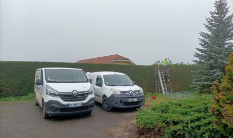 Taille de taille d'une haies de cyprès de Leyland à Bourgoin-Jallieu