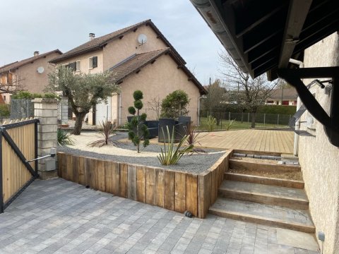 Création et réaménagement paysager - Installation d'une terrasse en bois - Pavage - Plantation à Bourgoin-Jallieu