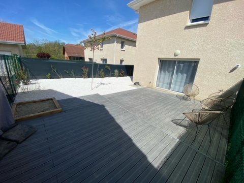 Aménagement extérieur avec pose d'une terrasse en composite à la TOUR-DU-PIN