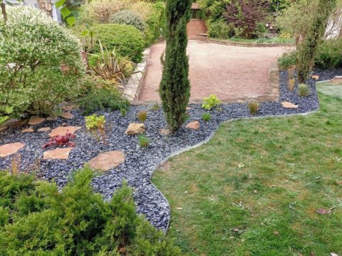 Création d'un massif avec paillis d'ardoise à la Tour-du-pin