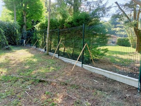 Installation d'une barrière en panneaux rigides avec soubassement béton à ST JEAN DE BOURNAY