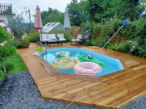 Création terrasse en bois autour d'une piscine à BOURGOIN JALLIEU