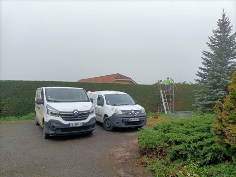 Taille de taille d'une haies de cyprès de Leyland à Bourgoin-Jallieu