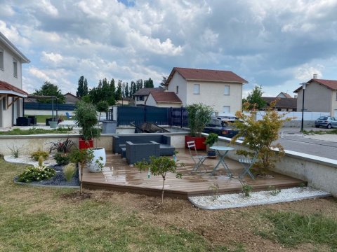 Aménagement extérieur avec pose d'une terrasse en composite à BOURGOIN-JALLIEU