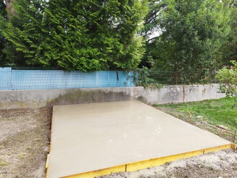 Aménagement extérieur avec création de dalles béton pour futures terrasses carrelées à Bourgoin-Jallieu