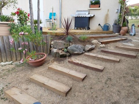 Aménagement extérieur avec pose d'une terrasse en bois et pose de traverses à Bourgoin-Jallieu