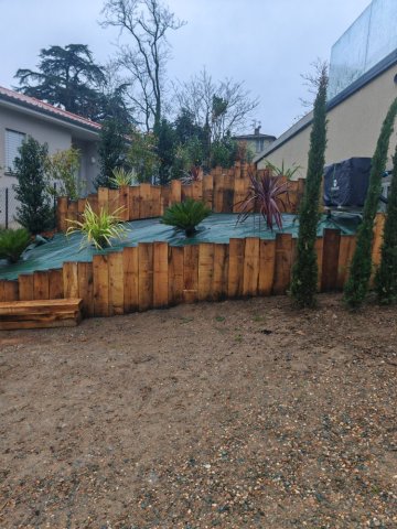 Aménagement extérieurs - Plantation d'une haie, aménagement d'un terrain en pente, installation de barrières occultantes à Bourgoin Jallieu