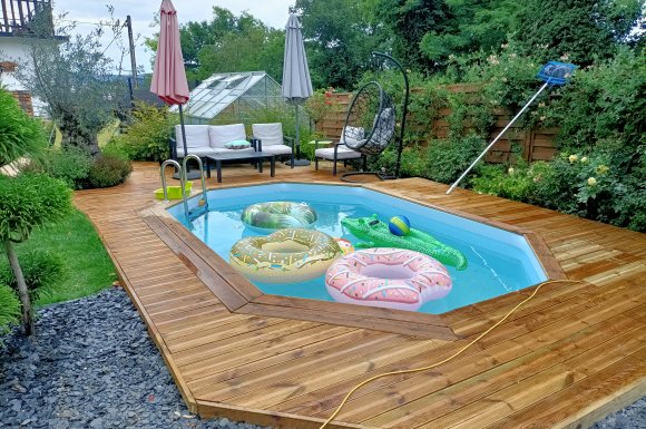 Terrasse en bois autour d'une piscine