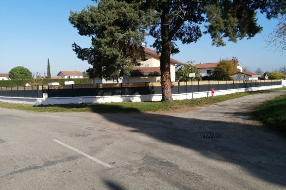 Aménagement extérieur - Pose de barrières de clôture à Bourgoin Jallieu.