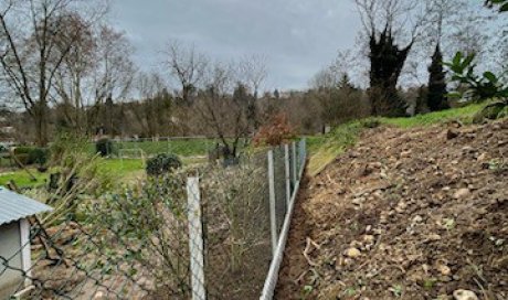 Aménagement d'un jardin - Mise en place d'un grillage souple avec soubassement béton à Saint-Cyr-au-Mont-d'or