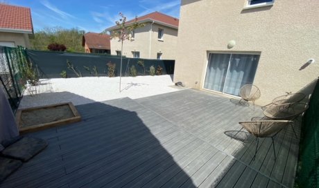 Aménagement extérieur avec pose d'une terrasse en composite à la TOUR-DU-PIN