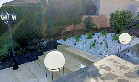 Création de massif avec installation de paillis d'ardoise et de cailloux de marbre blanc