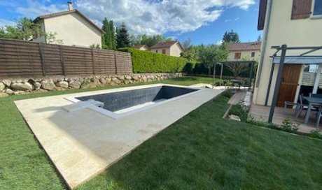 Aménagement de jardin - Installation d'une pelouse de placage avec mise à niveau du terrain à Bourgoin-Jallieu