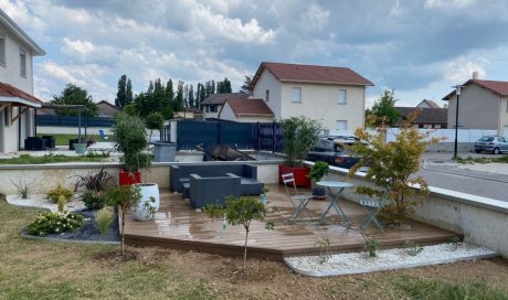 Aménagement extérieur avec pose d'une terrasse en composite à BOURGOIN-JALLIEU