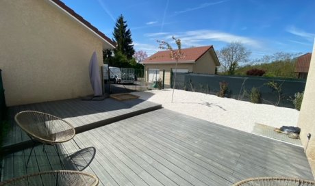 Aménagement extérieur avec pose d'une terrasse en composite à la TOUR-DU-PIN