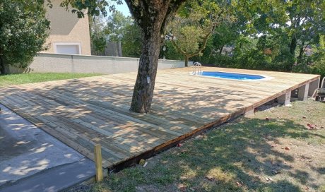 Création terrasse en bois autour d'une piscine à Caluire-et-Cuire