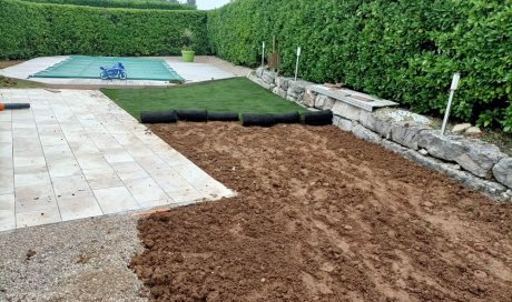 Aménagement de jardin - Installation d'une pelouse de placage avec mise à niveau du terrain à Bourgoin-Jallieu