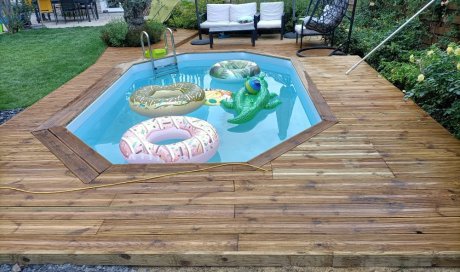 Création terrasse en bois autour d'une piscine à BOURGOIN-JALLIEU