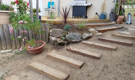 Aménagement extérieur avec pose d'une terrasse en bois et pose de traverses à Bourgoin-Jallieu