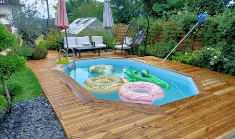 Terrasse en bois autour d'une piscine