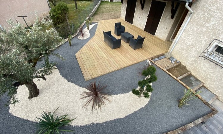 Création et réaménagement paysager - Installation d'une terrasse en bois - Pavage - Plantation à Bourgoin-Jallieu