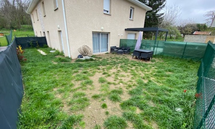 Avant - Aménagement extérieur avec pose d'une terrasse en composite à la TOUR-DU-PIN