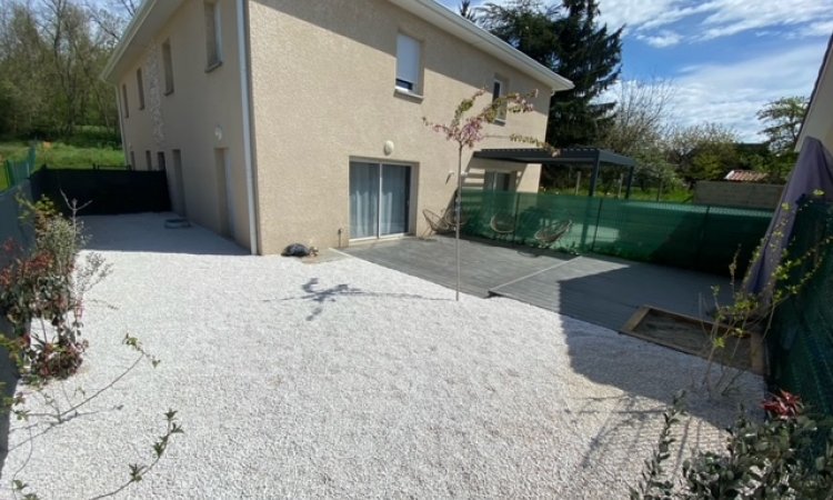 Aménagement extérieur avec pose d'une terrasse en composite à la TOUR-DU-PIN