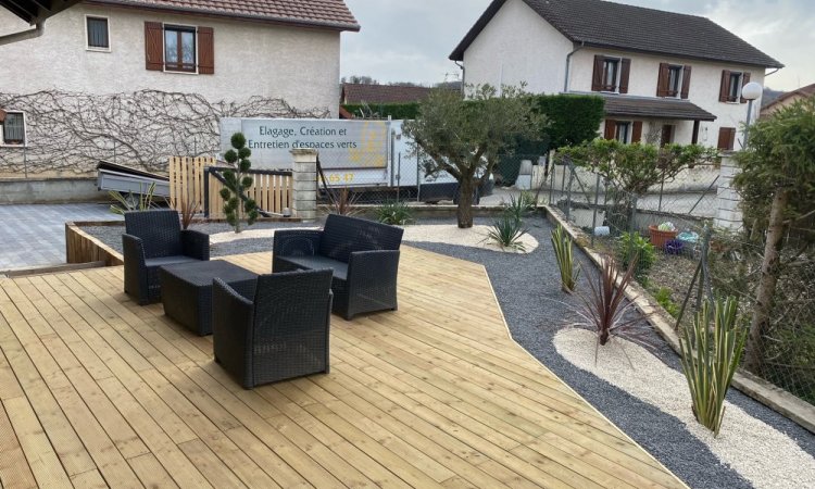 Création et réaménagement paysager - Installation d'une terrasse en bois - Pavage - Plantation à Bourgoin-Jallieu