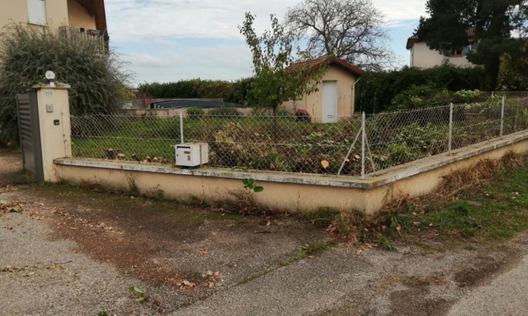 Aménagement extérieur - Arrachage de haies, réfection du mur de clôture, pose de barrières et plantation d’une nouvelle haie à Bourgoin Jallieu.