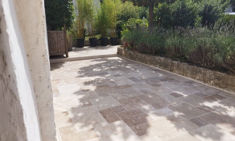 Aménagement extérieur - Pose d'une terrasse en travertin à BOURGOIN-JALLIEU