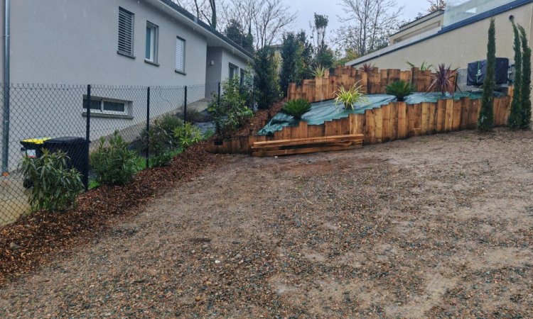 Aménagement extérieurs - Plantation d'une haie, aménagement d'un terrain en pente, installation de barrières occultantes à Bourgoin Jallieu