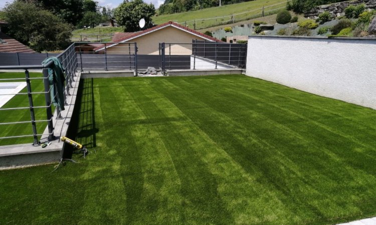 Aménagement extérieur - Mise en place d'un gazon synthétique à Bourgoin-Jallieu