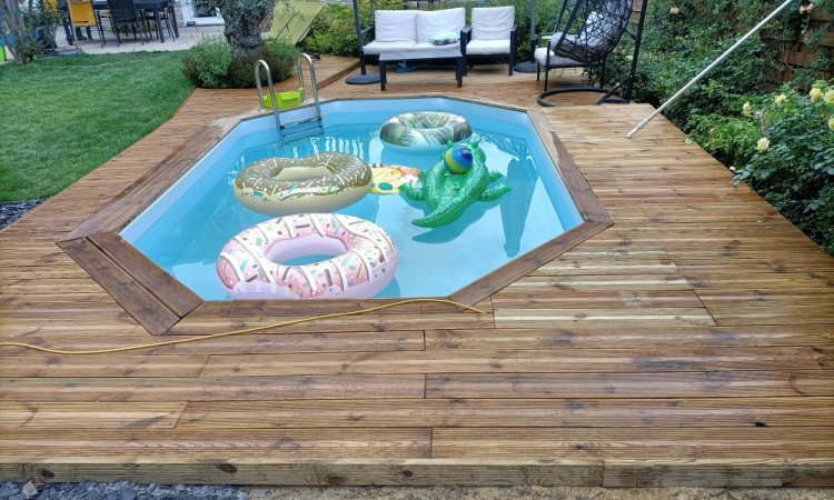 Terrasse en bois autour d'une piscine