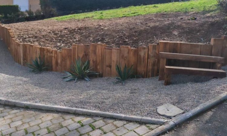 Aménagement extérieur avec la mise en place d'un soutènement en traverses paysagères à BOURGOIN JALLIEU