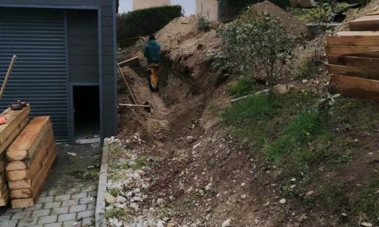 Aménagement extérieur avec la mise en place d'un soutènement en traverses paysagères à BOURGOIN JALLIEU