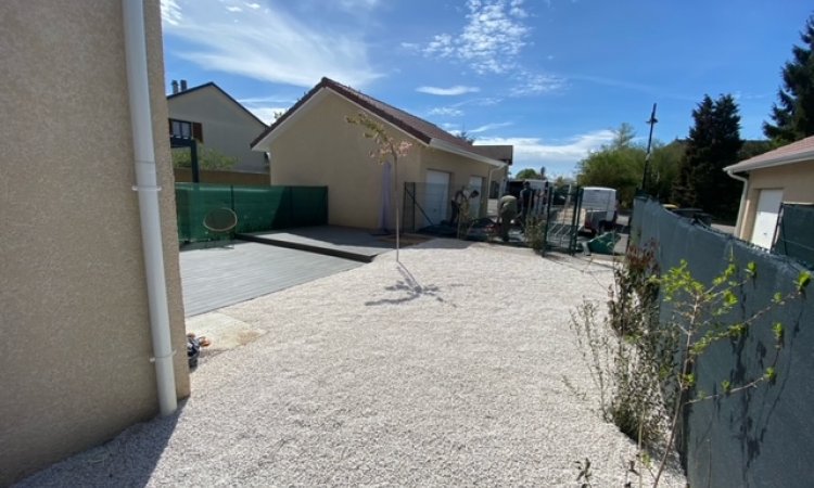 Aménagement extérieur avec pose d'une terrasse en composite à la TOUR-DU-PIN