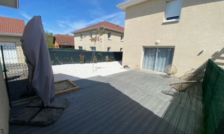 Aménagement extérieur avec pose d'une terrasse en composite à la TOUR-DU-PIN