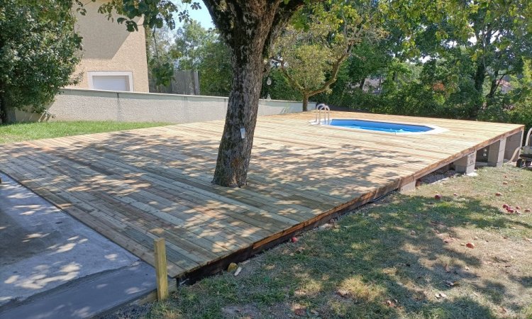 Création terrasse en bois autour d'une piscine à Caluire-et-Cuire