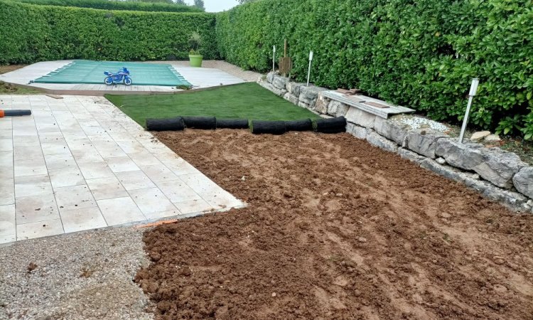 Aménagement de jardin - Installation d'une pelouse de placage avec mise à niveau du terrain à Bourgoin-Jallieu