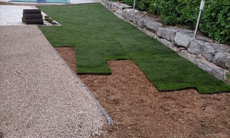 Aménagement de jardin - Installation d'une pelouse de placage avec mise à niveau du terrain à Bourgoin-Jallieu