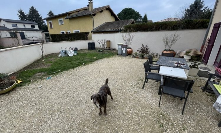 Avant - Aménagement extérieur avec dallage et réfection cour à Bourgoin-Jallieu