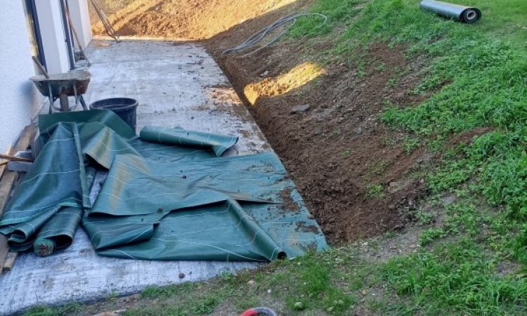 Aménagement d'un massif, pose de bâche et plantation à Bourgoin Jallieu