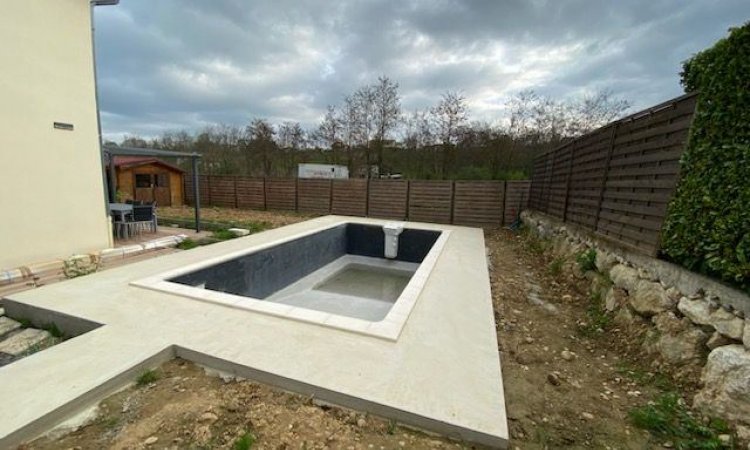 Aménagement de jardin - Installation d'une pelouse de placage avec mise à niveau du terrain à Bourgoin-Jallieu