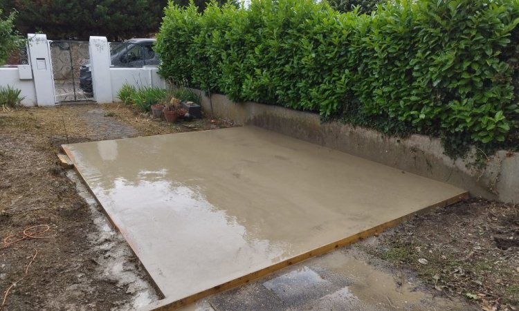 Aménagement extérieur avec création de dalles béton pour futures terrasses carrelées à Bourgoin-Jallieu