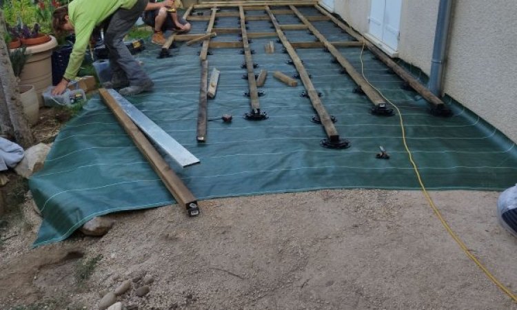 Aménagement extérieur avec pose d'une terrasse en bois et pose de traverses à Bourgoin-Jallieu