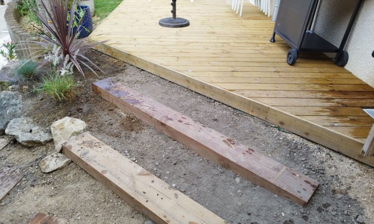 Aménagement extérieur avec pose d'une terrasse en bois et pose de traverses à Bourgoin-Jallieu