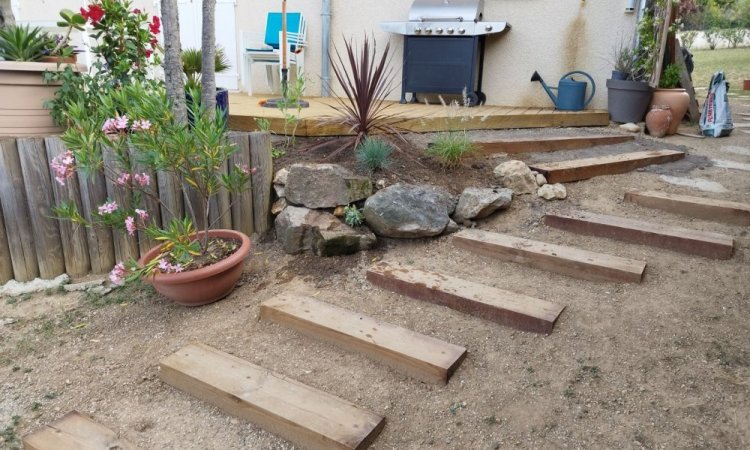 Aménagement extérieur avec pose d'une terrasse en bois et pose de traverses à Bourgoin-Jallieu